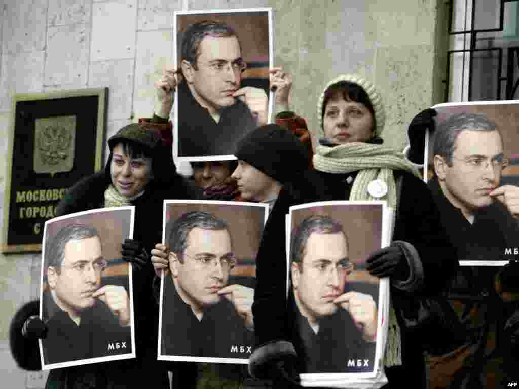 Khodorkovsky supporters protest outside a Moscow court on January 15, 2004. Many Russians see him as a political prisoner jailed for political ambition and his criticism of President Putin. Amnesty International considers him a prisoner of conscience.