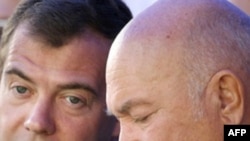 President Dmitry Medvedev (left) and Moscow Mayor Yuri Luzhkov