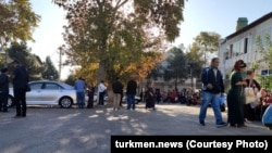 Hundreds of people wait in line to get visa at the Uzbek Embassy in Ashgabat.