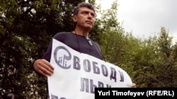 Russian opposition leader Boris Nemtsov holds an individual picket near the detention center where another activist was being held in August.