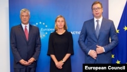 EU foreign policy chief Federica Mogherini (center), with Kosovar President Hashim Thaci (left) and his Serbian counterpart, Aleksandar Vucic (file photo)