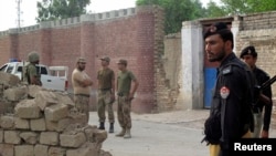 Pakistani soldiers stand outside a prison earlier this year (file photo)