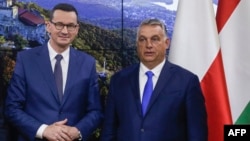 Polish Prime Minister Mateusz Morawiecki (left) and his Hungarian counterpart, Viktor Orban (file photo)