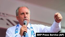 Muharrem Ince, the presidential candidate of Turkey's main opposition Republican People's Party, delivers a speech at a rally in Tunceli on June 17, 2018.