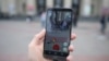 Молодые люди играют в Pokemon Go в Минске