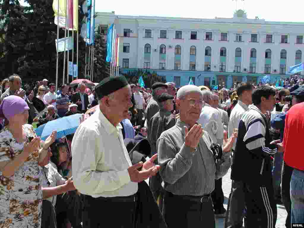 2. Год 2006-й, Симферополь, площадь Ленина.&nbsp; Молитва &ndash; неотъемлемая часть траурного митинга, ведь депортация &ndash; это не только выселение из дедовских домов, это еще и многочисленные человеческие жертвы. Депортация &ndash; это геноцид. Украина признала этот факт лишь в 2015 году, Россия &ndash; не признала до сих пор. 