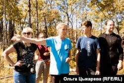 Rimma Andronova (center) gives directions to the rescuers of turtles.