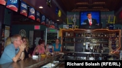 The scene at Froehlich's in Steubenville, Ohio during the debate on October 3