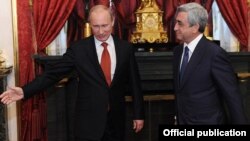 Russian President Vladimir Putin (left) appears to have succeeded in getting his Armenian counterpart Serzh Sarkisian (right) to snub the EU in favor of the Moscow-led Customs Union. (file photo)