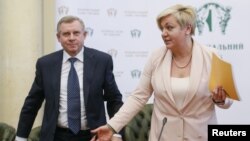 Ukrainian National Bank Governor Valeria Hontareva (right) and First Deputy Governor Yakiv Smoliy attend a news conference in Kyiv on April 10.