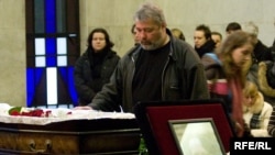 Dmitry Muratov, editor in chief of "Novaya gazeta," attends the funeral of Anastasia Baburova, one of the newspaper's journalists who was gunned down in January.