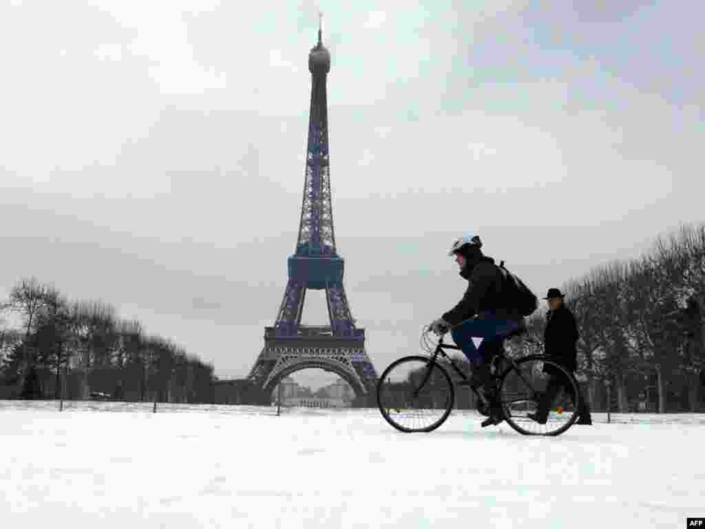 The Eiffel Tower in Paris, built as an entrance arch to the 1889 World&#39;s Fair, has become one of the world&#39;s iconic public monuments. Before its opening, however, the tower was criticized by many artists of the day, who objected to &quot;this useless and monstrous&quot; tower. It was an immediate hit with the public, however, and was allowed to remain standing, despite architect Gustav Eiffel only having a permit allowing the tower to stand for 20 years.