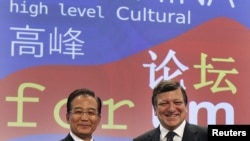 EC President Jose Manuel Barroso (right) with Chinese Prime Minister Wen Jiabao at the EU-China Summit in Brussels