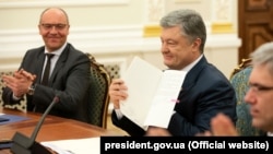 Then-President Petro Poroshenko during the signing of the language law on May 15