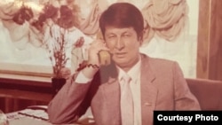 Samandar Qoqonov, dubbed by his supporters "Uzbekistan’s longest-held political prisoner," was arrested in July 1993. His supporters say that the embezzlement case against him was politically motivated.