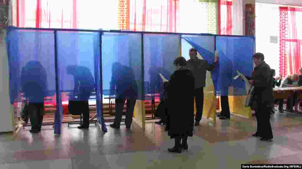 Voters mark their ballots in polling booths in Cherkassy.