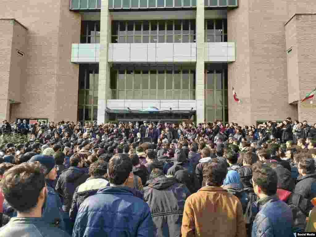 Anti-government protesters at Tehran&#39;s Sharif University on January 13, with demonstrators chanting slogans against the Iranian leadership, according to social-media posts.