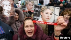 A supporter of jailed opposition leader Yulia Tymoshenko holds up a picture of her during a rally in front of the Appeals Court building in Kyiv last week.