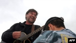 Russian rocker Yuri Shevchuk performs at a protest rally in Moscow on August 22.