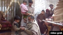 A health official marks a child's hand after administering a polio vaccine in Pakistan's Khyber Pakhtunkhwa Province. (file photo)