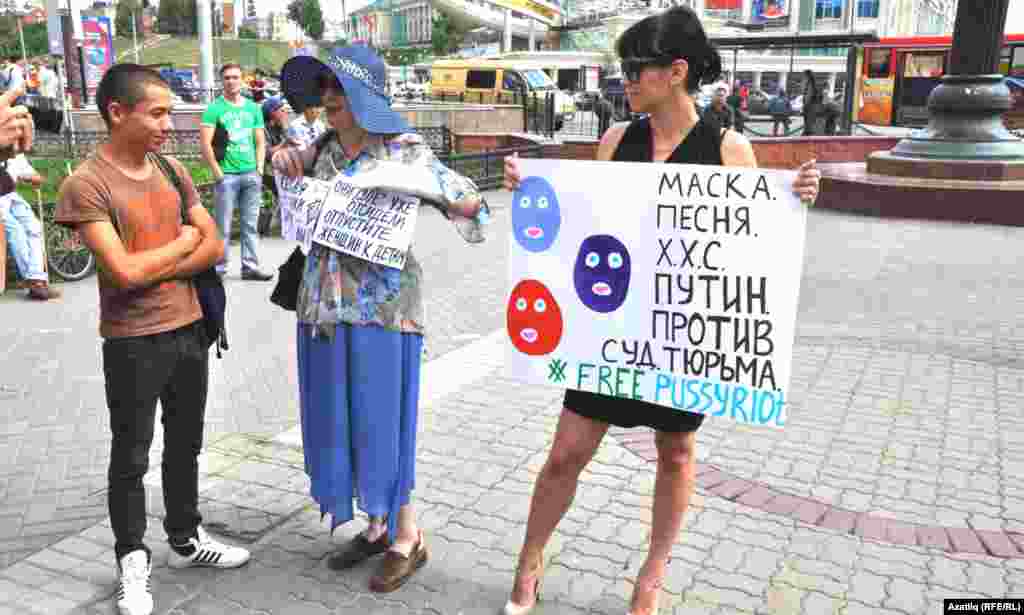 A rally in Kazan, in Russia&#39;s Tatarstan, is held in support of Pussy Riot on August 17.