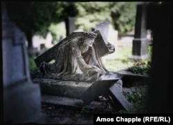 A damaged grave marker in Lychakiv Cemetery, where Polish, Austrian, Russian, and Ukrainian graves attest to Lviv’s turbulent history.