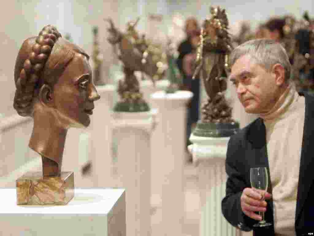 A visitor looks at a bust of Tymoshenko by sculptor Oleksander Lidagovskiy in 2007.