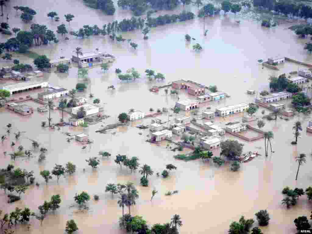 As Pakistani Floods Rage, Aid Is Slow To Come #10