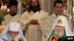 Patriarch Aleksy II (right) and Metropolitan Lavr, leader of the New York-based Church Abroad, sign the reunification agreement in Moscow in 2007.