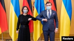 Ukrainian Foreign Minister Dmytro Kuleba (right) meets with German Foreign Minister Annalena Baerbock in Kyiv on January 17.