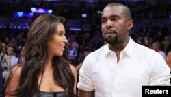 U.S. rapper Kanye West (right) with his girlfriend Kim Kardashian (file photo)