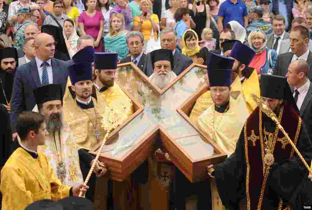 The cross of St. Andrew the Apostle arrives in St. Petersburg from Greece on July 11. The cross will be displayed at the Kazan Cathedral in St. Petersburg, in Moscow, in the Ukrainian capital, Kyiv, and the Belarusian capital, Minsk, as part of celebrations marking 1,025 years of Christianity in the region. (ITAR-TASS)