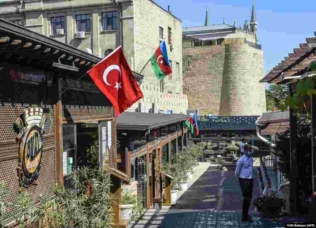 A restaurant displays Azerbaijani and Turkish flags in Baku&#39;s old town on October 14.&nbsp;