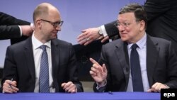 Ukrainian Prime Minister Arseniy Yatsenyuk (left) and European Commission President Jose Manuel Barroso during the signature ceremony of a financing program for Ukraine in Brussels on May 13.