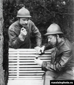 Russian soldiers from the 267th Infantry Regiment pour a shot of brandy while on leave in 1916.