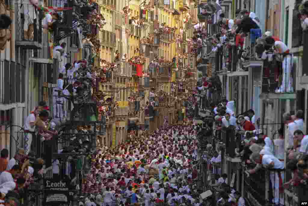 Spectators during the first bull run of Pamplona&#39;s annual San Fermin Festival, kicking off a week of traditional and folkloric festivities in the northern Spanish town. (AFP/Pedro Armestre)