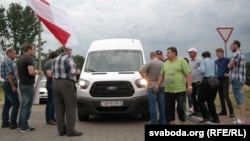 A small number of activists have been picketing a restaurant that opened near the site of a mass grave in Belarus. 