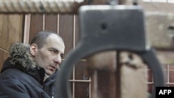 Vasily Aleksanyan in the defendant's cage in a Moscow court in February 2008