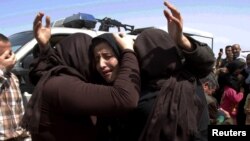 Members of the minority Yazidi sect who were released by IS militants hug each other on the outskirts of Kirkuk on April 8.