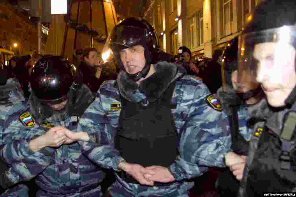 Law enforcement officers arrest antigovernment rally participants on Moscow&#39;s Triumph Square on December 6.