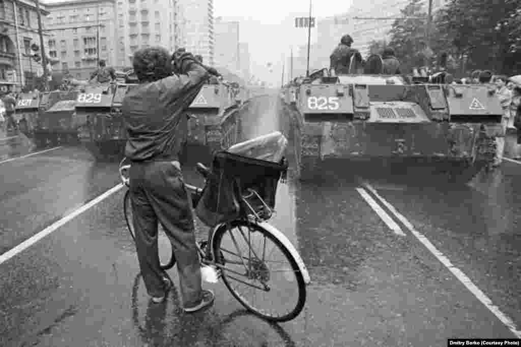 Tanks on Kalininsky Prospekt in Moscow during the August 1991 coup.&nbsp;Between August 19 and 22, a group of communist hard-liners attempted to overthrow Soviet President Mikhail Gorbachev and roll back democratic reforms. Thousands of Muscovites rallied to oppose the plotters and the coup foundered.