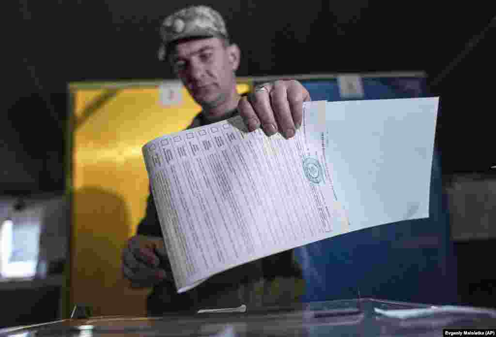 A Ukrainian government soldier casts his ballot at a polling station in Maryinka, eastern Ukraine. (AP/Evgeniy Maloletka)