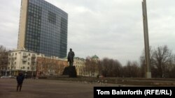 As the opposition in Kyiv lays claim to the city's main plaza, Independence Square, calm reigns on Donetsk's central Lenin Square in eastern Ukraine.