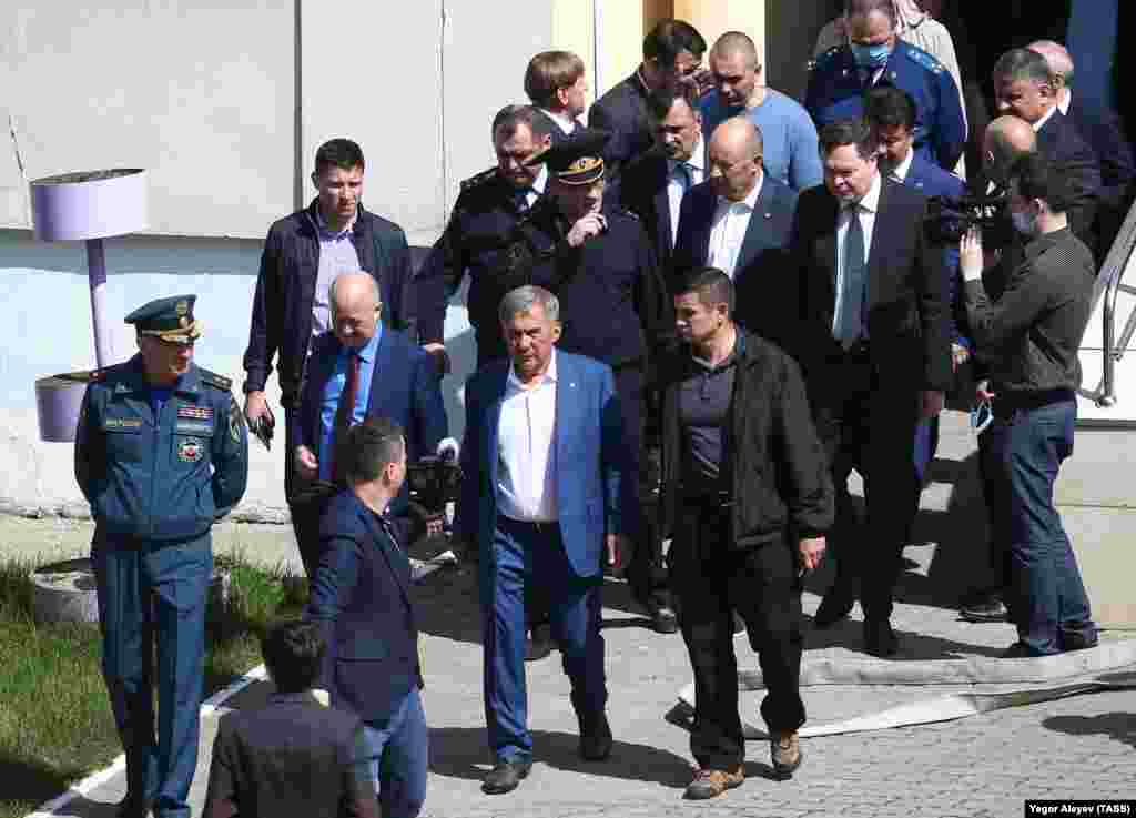 Rafis Khabibullin (second from left), head of the Tatarstan branch of the Russian Emergencies Ministry, and Rustam Minnikhanov (center), president of the Republic of Tatarstan, arrive at School No. 175 following the tragedy.