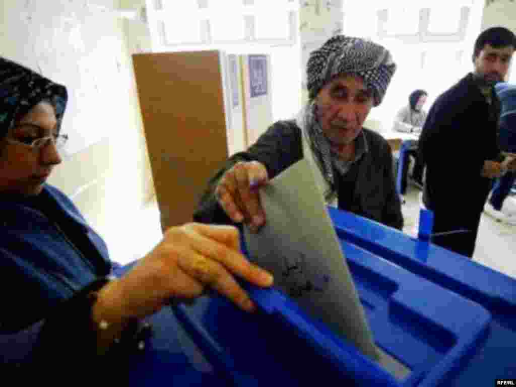 Kurdish citizens vote in Irbil, Iraq. (Photo: Radio Free Iraq)