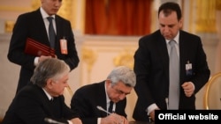 Armenian President Serzh Sarkissian (center) at the Supreme Eurasian Economic Council meeting in Moscow on December 24