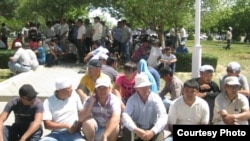 Kazakh oil workers picket in Aqtau on June 2.