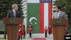 U.S. President George W. Bush (left) and Pakistani President Pervez Musharraf in Islamabad on March 4