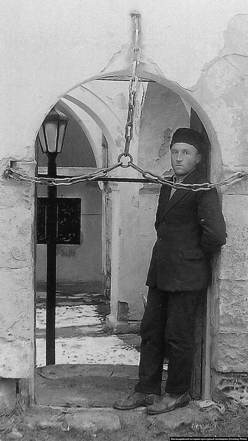 The entrance to the&nbsp;Zincirli Madrasah (Zyndzhyrly-medrese) in Salachik during the 1920s. The town was emptied during the deportation and the site is part of the city of Bakhchysaray today.&nbsp; Built in the 1500s, the&nbsp;Zincirli Madrasah was one of Crimea&#39;s first and largest Muslim schools. Today it is the only remaining madrasah on the peninsula.