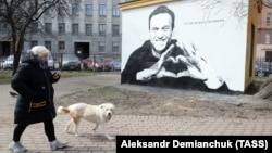 The mural depicting Aleksei Navalny in St. Petersburg was painted over within hours on April 28, witnesses say.